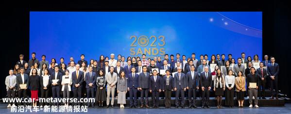 一众获奖的供应商代表、毕业供应商及主礼嘉宾于1月19日在澳门伦敦人举行的2023金沙卓越供应商颁奖礼暨金沙采购学院第十三届及第十四届毕业典礼上合照留念。