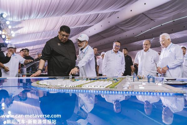 AB Rauf and Noormustafa Kamal bin Yahya admiring the scale model of KLIP