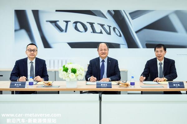 Mr. John Chou, CEO from Zuellig Pharma Taiwan (left); Mr. Yin-Chin Cheng, President of Long Feng Medical Logistics (right), and Mr. Willy Chen, Director of Commercial Vehicle at Taikoo Motors (middle), at the contract signing for Volvo electric truck for cold chain logistics.