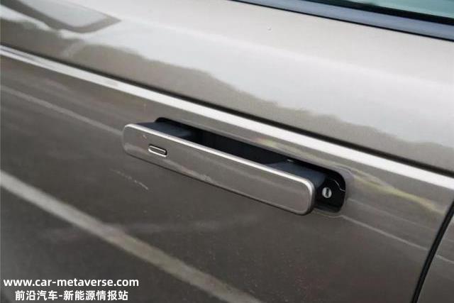 为了证明燃油汽车的自燃率高于电动汽车,院士故意混淆了不同时期
