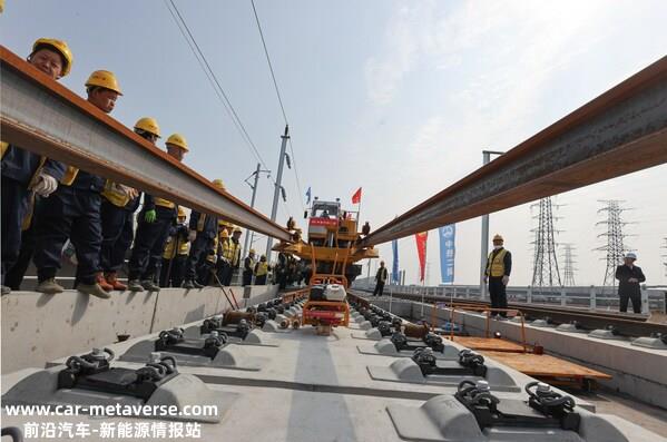图为沪苏湖高铁全线铺轨施工现场。（张海峰摄）